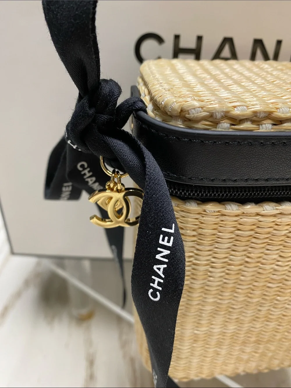Chanel Limited Edition Les Beiges Essentials Summer Pouch - Picture 4 of 16